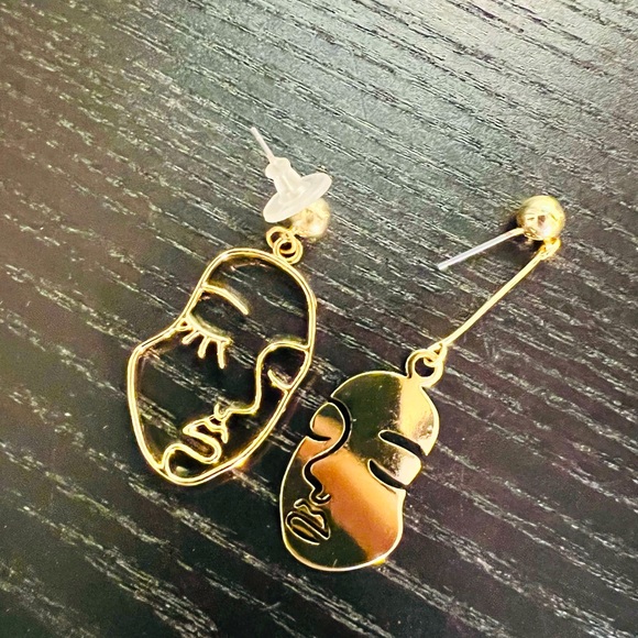 Mixed bundle accessories; hair ties & earrings - Picture 4 of 4